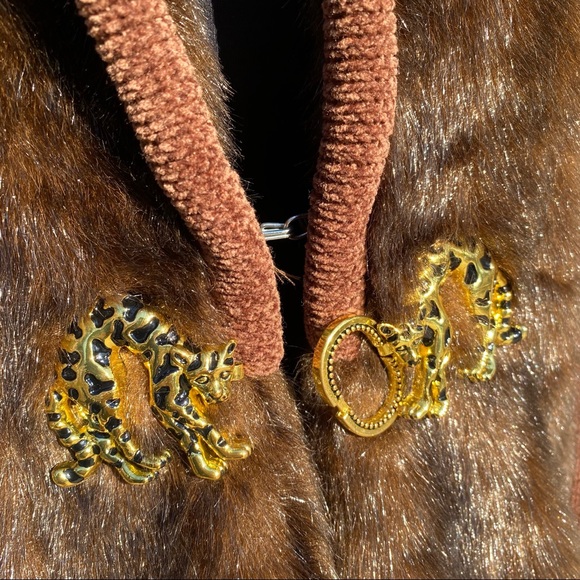 A.D. Originals | Vintage Elegant Brown Fur Coat with Gold Cheetah Brooch M 🐆✨ - Picture 9 of 15